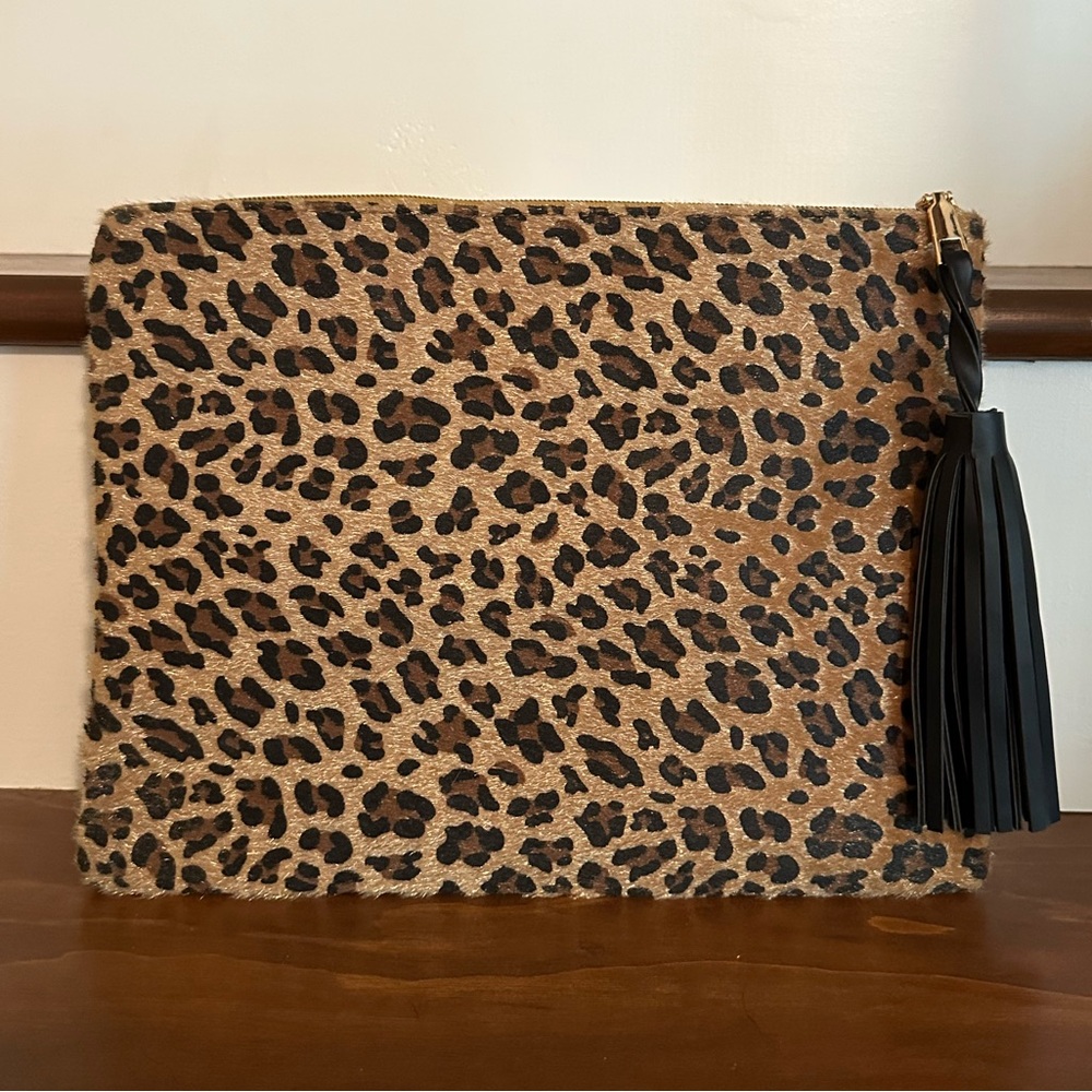 🌟 Medium Sized Leopard Print Clutch with Black Tassel 🌟